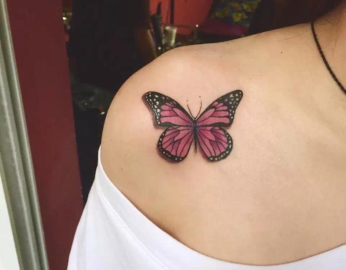3D tetovanie motýľa, biela blúzka so spustenými rukávmi, farebná kresba na tele