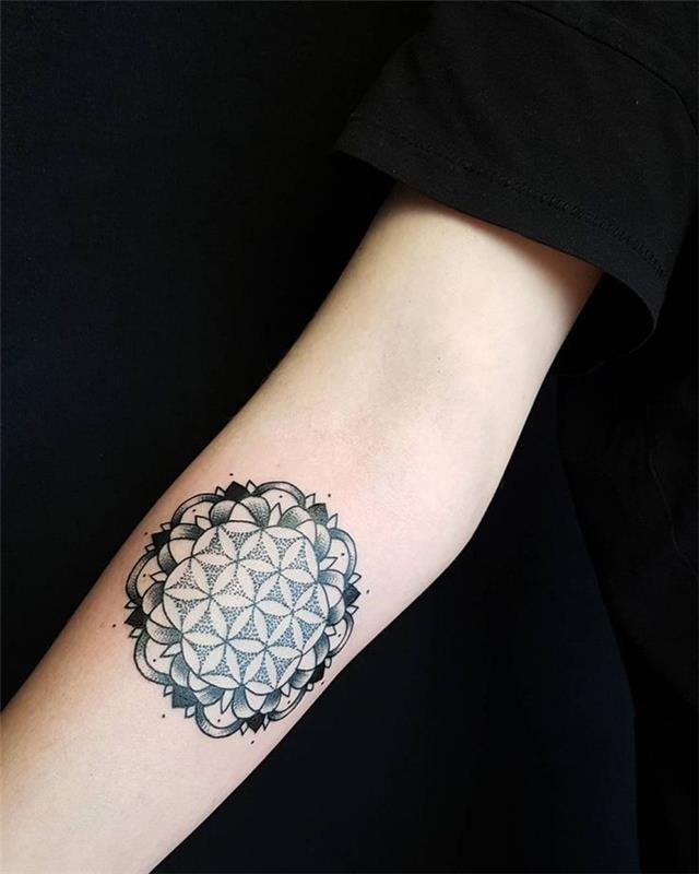 kruhové tetovanie predstavujúce symbol kvetu života tvorené prepletenými kruhmi
