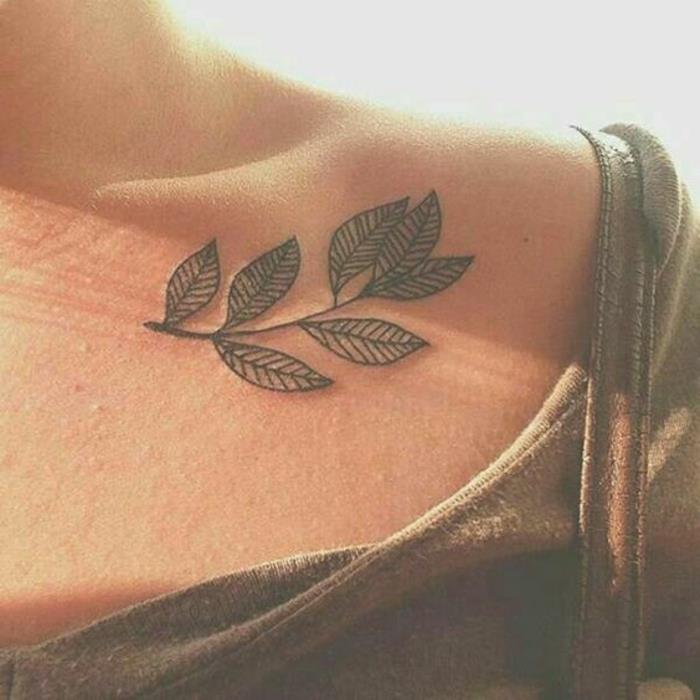 Krásne malé kvetinové tetovanie listy čerešňového kvetu na strome