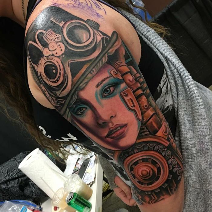 steampunk tetovanie, ženský portrét, farebný obrázok na celom ramene