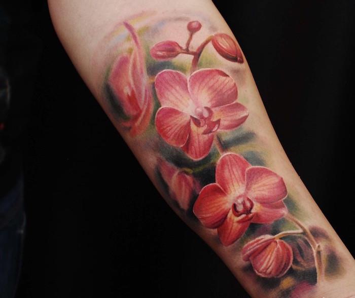 Tetovanie predlaktia ružovou kvetinou orchidey