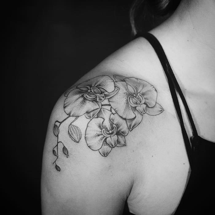 tetovanie kvetov orchideí na ženských ramenách