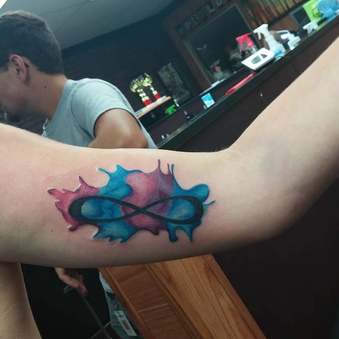 oändlighet knut tatueringar på armen stor tatuering på färger