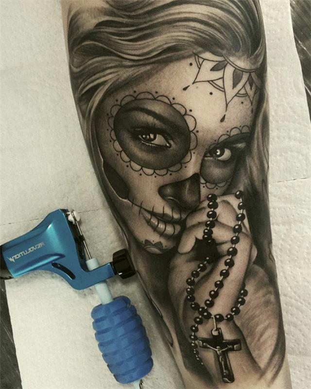 tetovanie v štýle goth, žena v halloweenskom líčení, žena s maskou lebky