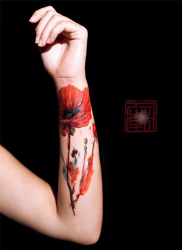 blomma tatuering vallmo symbol tatuering på handled och underarm