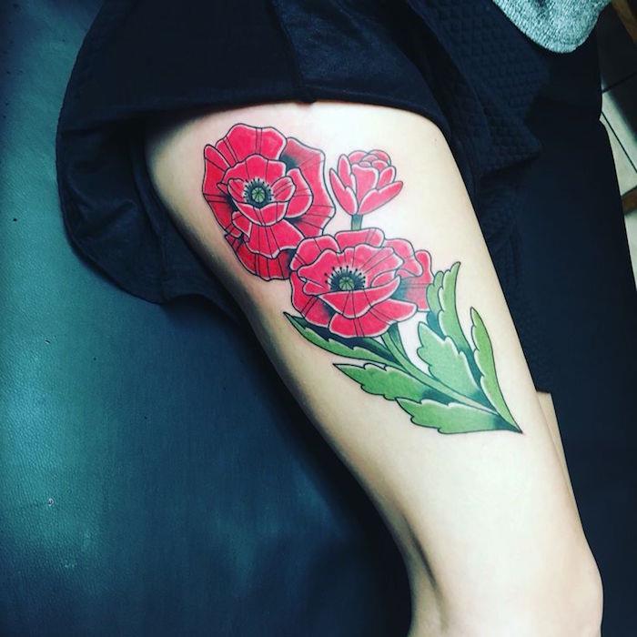 old school ros tatuering på låret och röd vallmo blomma tatuering på kvinnlig modell