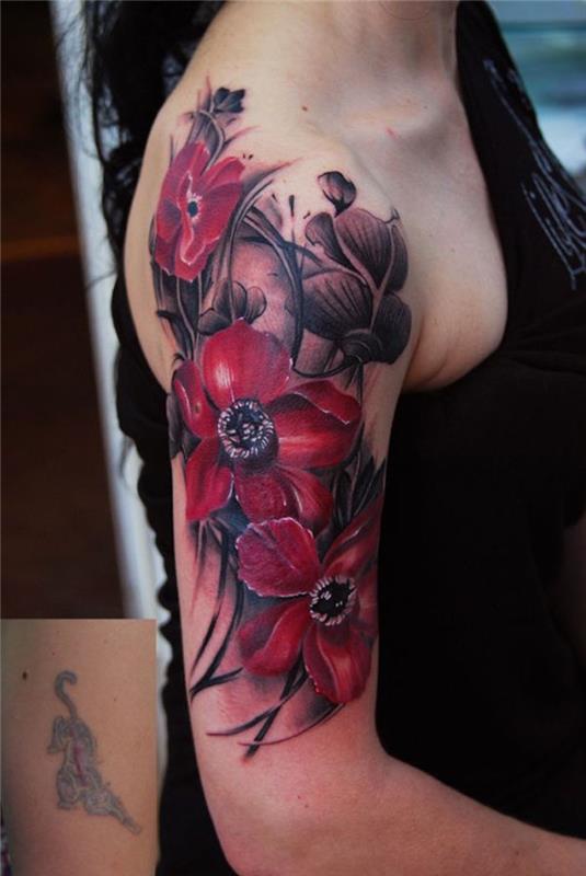 Blomma tatuering på axelarm svarta och röda blommor vallmo
