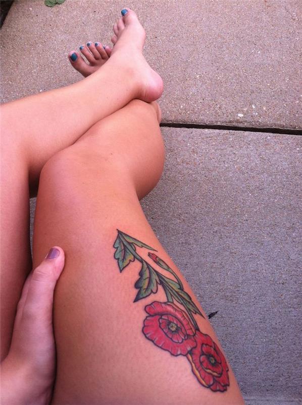 blomma tatuering på låret kvinna tatuering stil röd vallmo stor