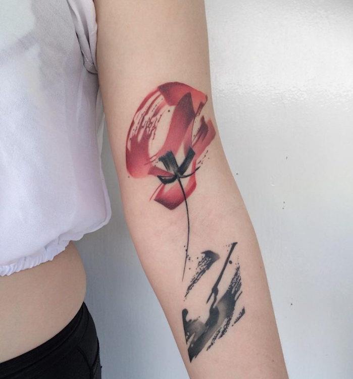 abstrakt vallmo blomma tatuering i rött och svart på armen