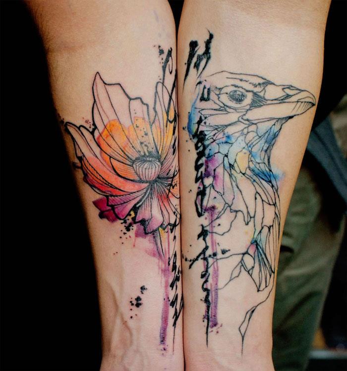 blomma och fågeltatuering på en färgglad akvarellbakgrund på armen på en kvinna, ganska estetisk tatuering