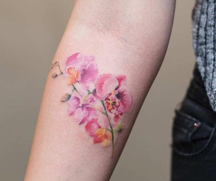 akvarel tetovanie na predlaktie malá ružová orchidea