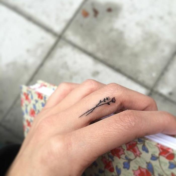 en fin tatuering på det blommiga fingret, entralaceous blommor