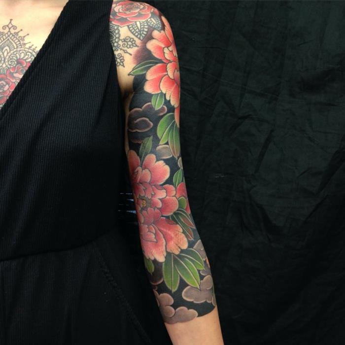 farebné tetovanie s kvetinovým vzorom, tetovanie pivonky vo viacerých farbách, čierne šaty