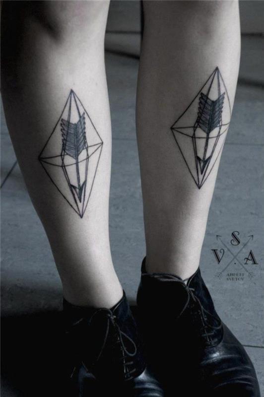 najkrajšie tetovanie pre ženy, symetrické geometrické tetovanie zobrazujúce šípku vo vnútri diamantu