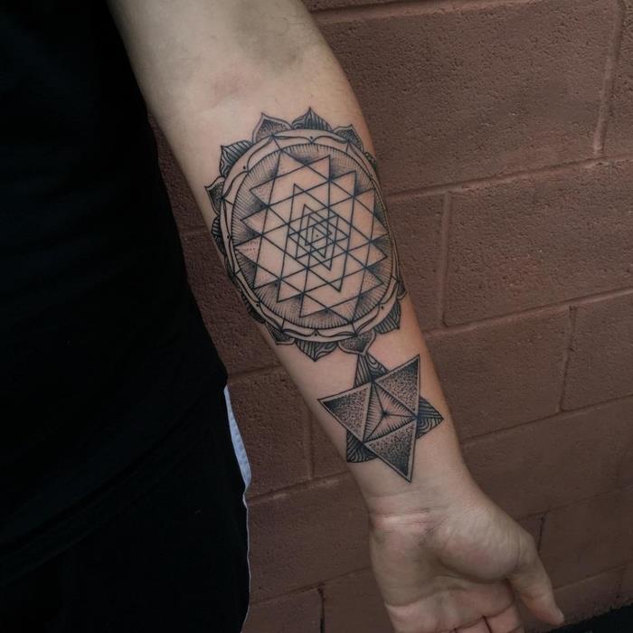 geometrické tetovanie, ktoré je symbolom vesmíru a predstavuje prepletené trojuholníky