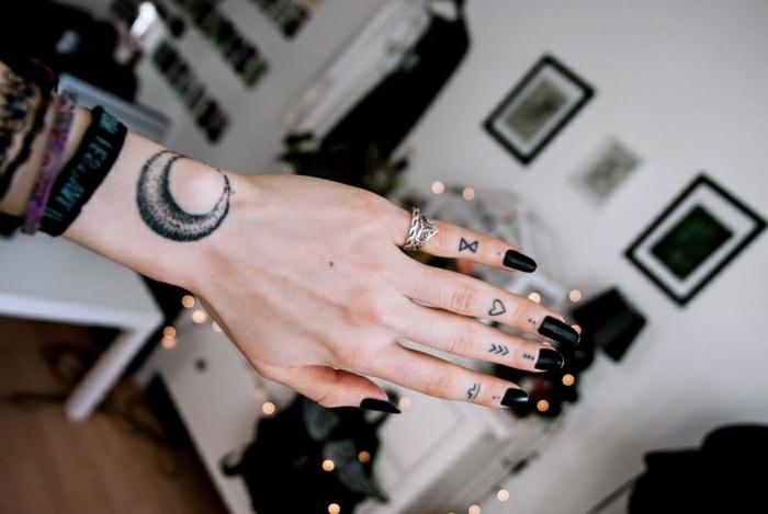 Tetovacia manžeta, čo je najoriginálnejší nápad na kresbu, potetované prsty s minimalistickým tetovaním