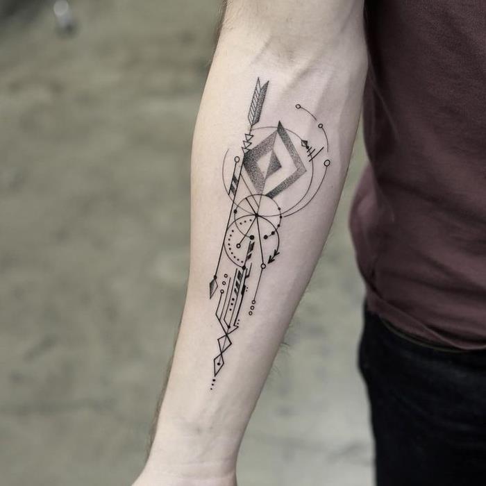 mužské tetovanie na ramene s geometrickými vzormi spojenými so šípkou
