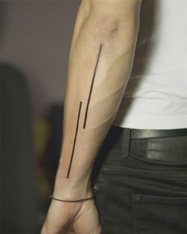 jednoduché lineárne tetovanie s hrubými rovnými čiarami na predlaktí