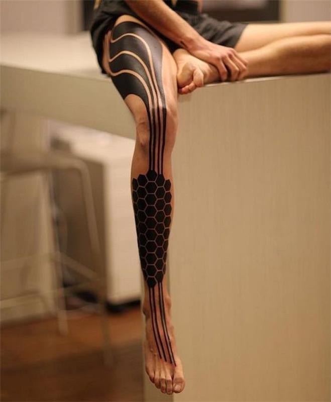 pánske tetovanie na čiernom stehne