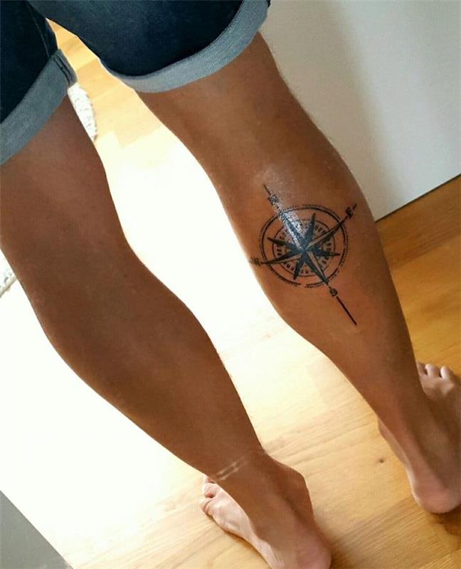 tetovanie na lýtku kompas veterná ružica na nohe