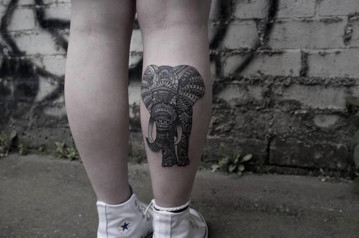 nápad na tetovanie slona teľa indické tetovanie mandaly na nohe