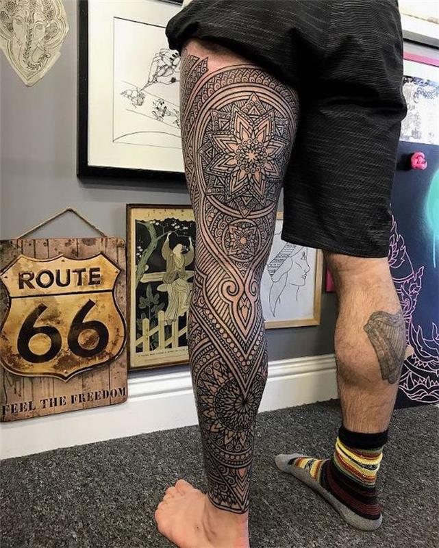 tetovanie stehna tetovanie stehien mandala muž čiernobiely