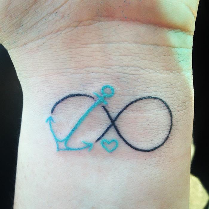 liten tatuering på handledens infinity -knut och turkos marinanker