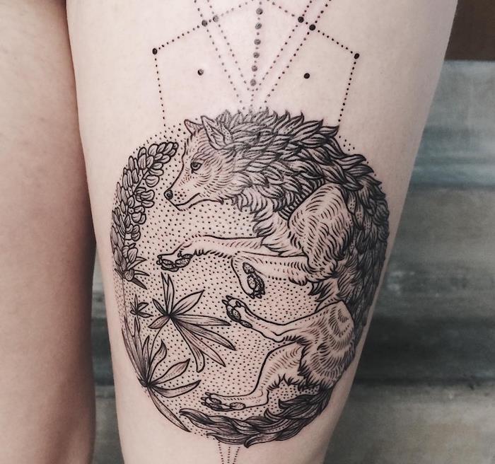 význam tetovania, kresba tušom na ženskej nohe, tetovanie vlka v prírode s kvetmi