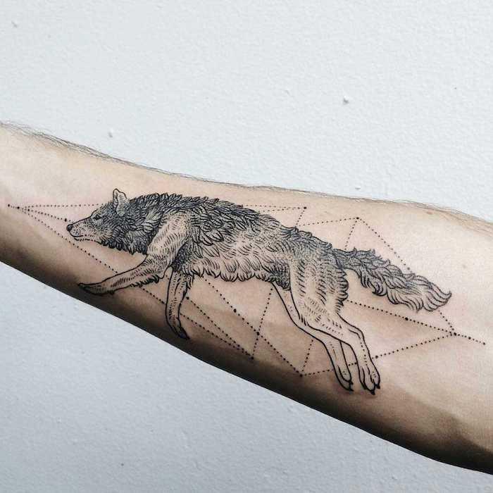 symbol tetovania, atramentové umenie na ruke, kresba vlčieho tela s geometrickými čiarami