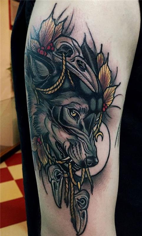 tetovanie muža, atramentové umenie na tele na ruke, farebné tetovanie vlka