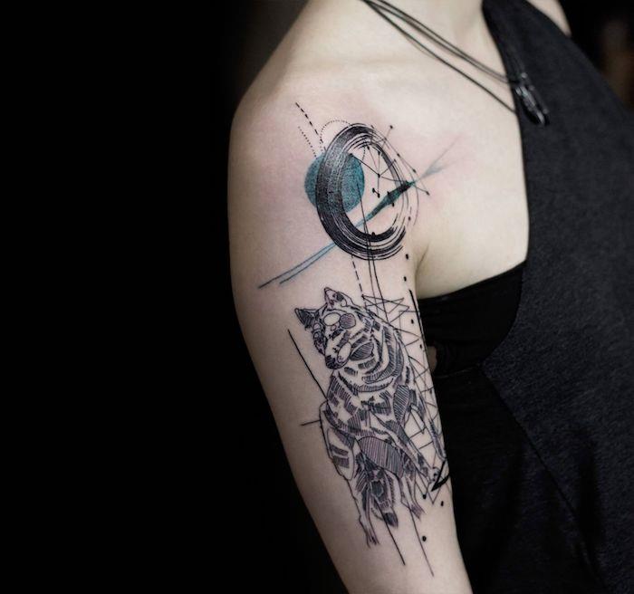 tetovanie na paži, tetovanie so zvieracím vzorom s geometrickými čiarami, tetovanie na vlčím ramene