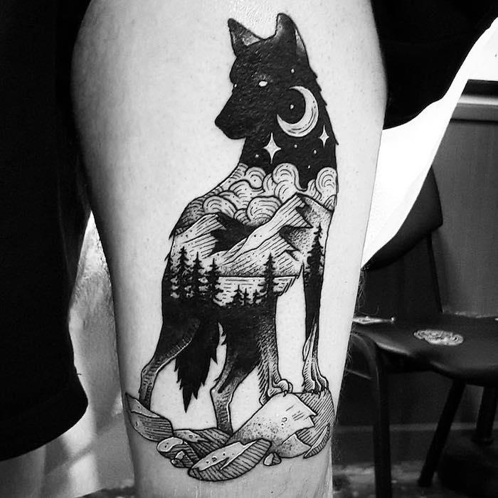 význam tetovania, kresba tušom s vlčím telom v nočnej krajine, nápad na tetovanie so zvieracím motívom