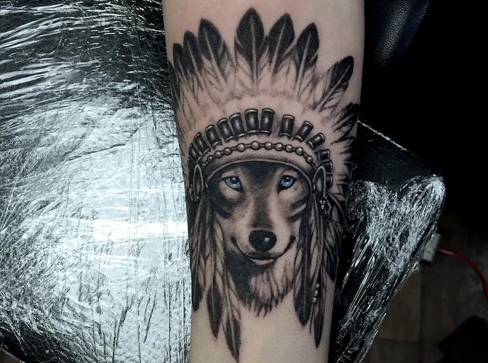 význam tetovania, roztomilý modrooký vlk s indickou korunou, tetovanie pre mužov a ženy