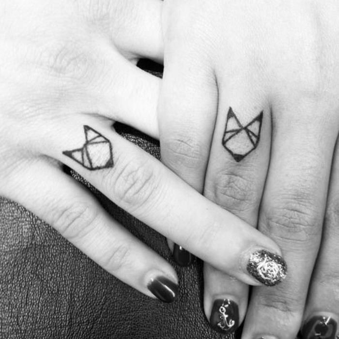 nápad na grafické tetovanie ženskej ruky, štylizovaný vzor mačky