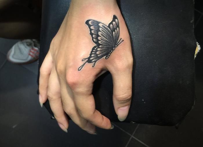3D tetovanie motýľa, kresba tušom na koži, ženské tetovanie v bielej a čiernej farbe