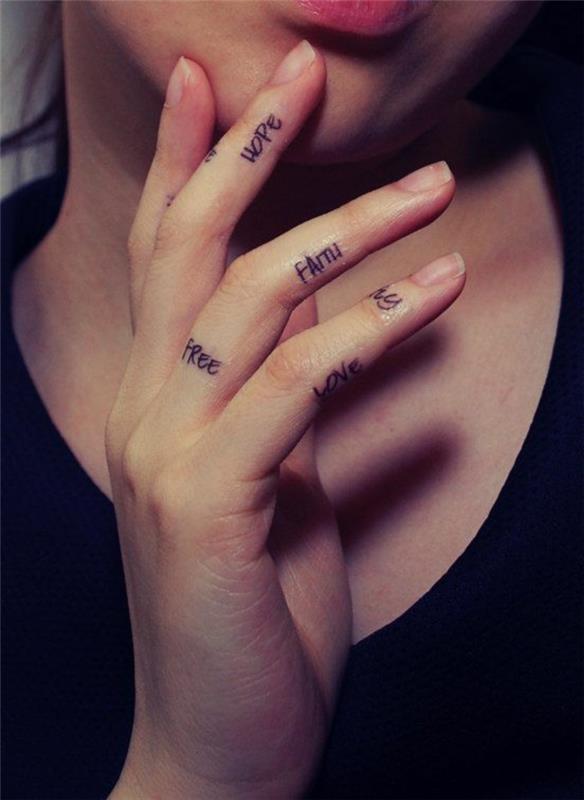 tetovanie nápisom graffiti na prstoch