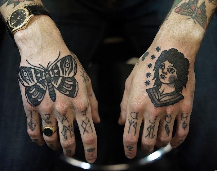 motýlie tetovanie, čierny a zlatý prsteň a hodinky pre mužov, motýlie tetovanie na ruke