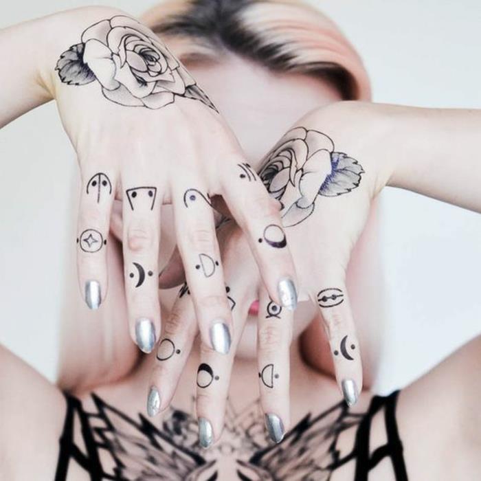 tatuering på varje finger som representerar månens faser, idé för en kvinnas handtatuering
