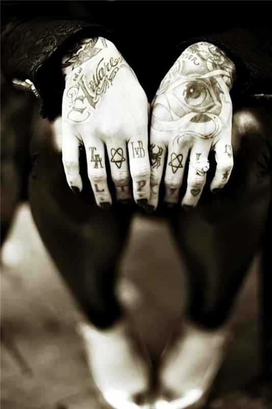 tetovanie písmom rúk v rockovom štýle, tetovanie na všetkých prstoch