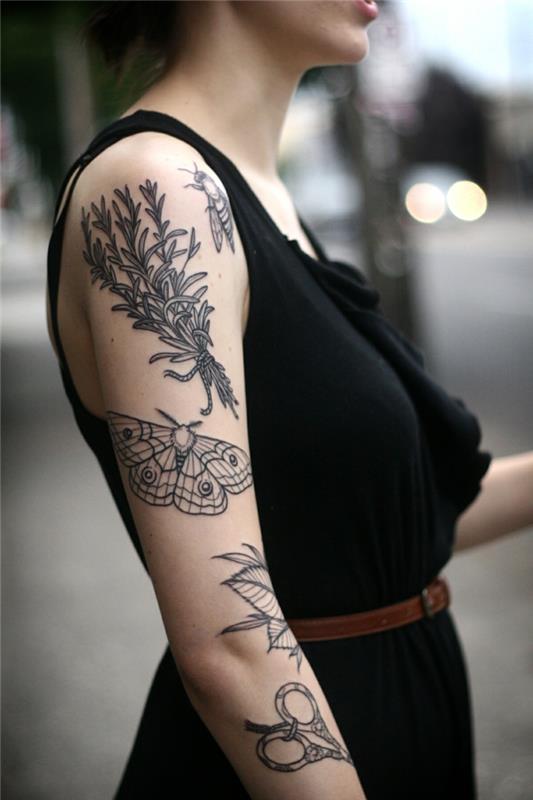 žena tetovanie manžety, motýľ a kytica byliniek vytetovaná na koži