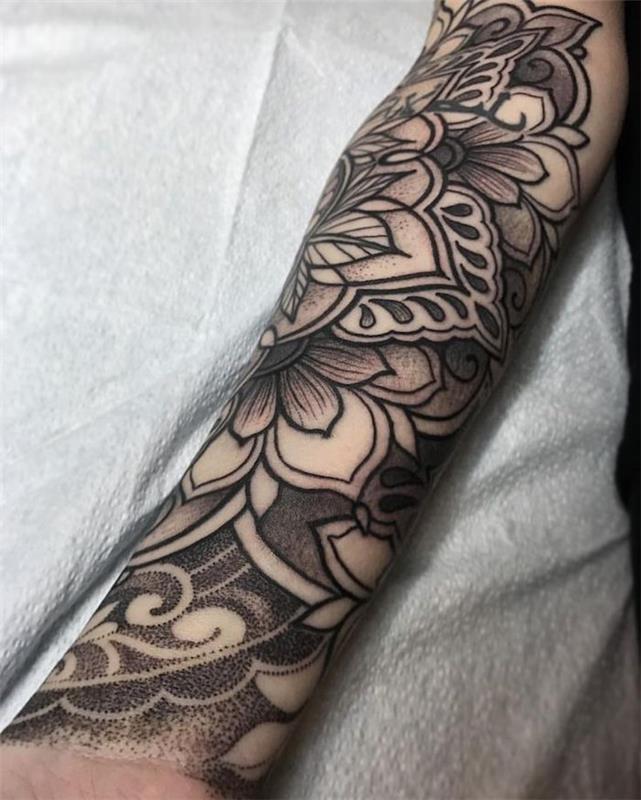 mandala blomma tatuering på armen med svarta konturer, blomma tatuerade på huden