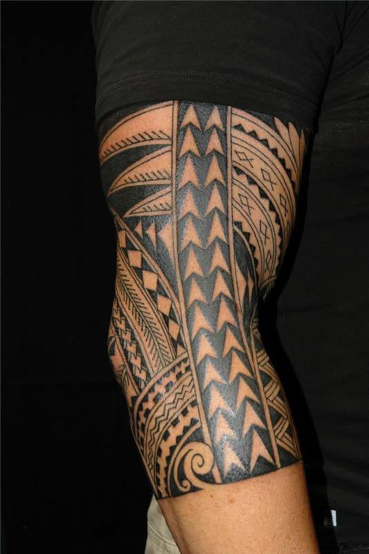 etnické tetovanie s manžetou, potetovaná ruka a predlaktie, maorské symboly