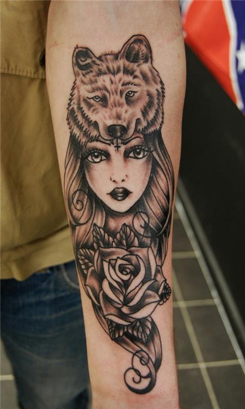 kvetinové tetovanie ružovej manžety, žena a vlk, pútavé vzory tetovania
