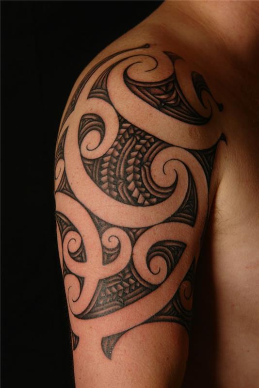 Maorské tetovanie na ruke, čierne etnické symboly vytetované na ruke