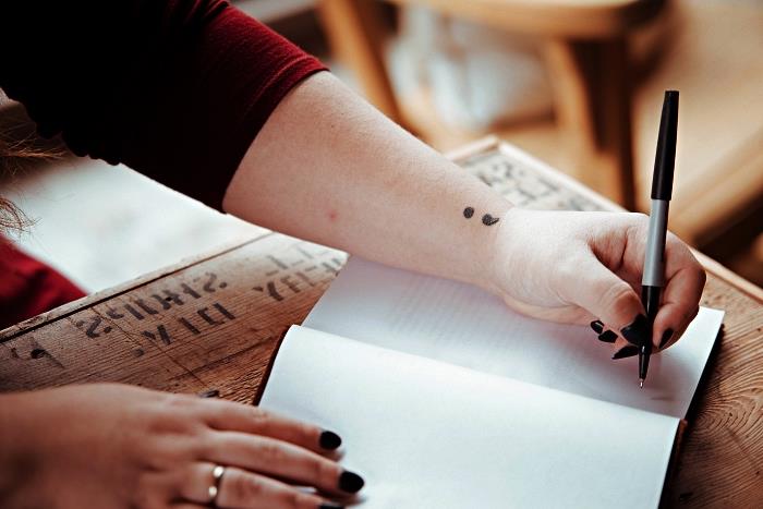 jednoduché a minimalistické bodkočiarkové tetovanie na boku zápästia, nápad na tetovanie ženskou rukou s diskrétnym dizajnom