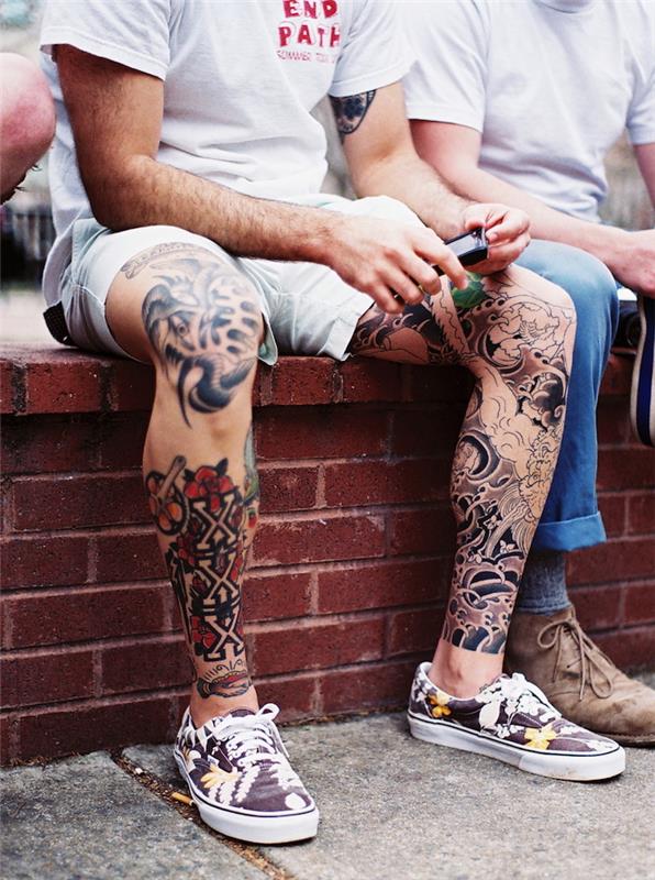 V japonskom štýle sa tetujú kolená mužskej nohy