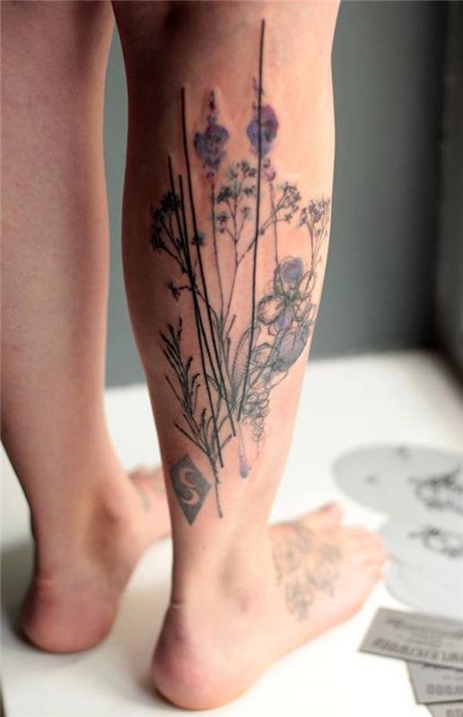 tetovacia noha žena tetovacia kytica kvety teľa stonka rastlina