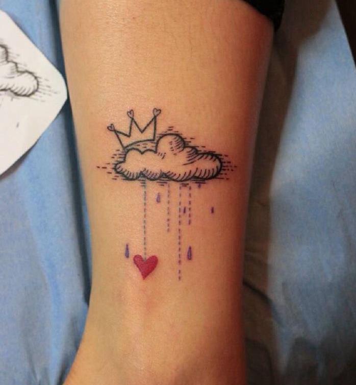 malé tetovanie na lýtku na lýtku korunného mraku a tetovanie do dažďa