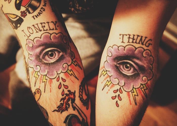 krásny muž tetovanie na predlaktie alebo tetovanie mraky old school farby tetovanie boh oka
