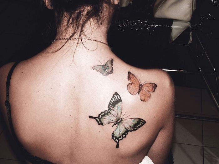 žena tetovanie na pleci, malé farebné motýle, žena so zopnutými vlasmi